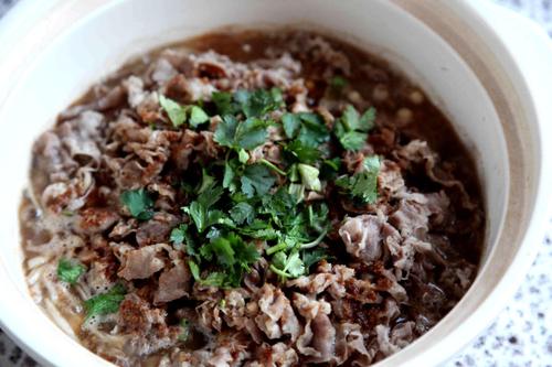 沙茶金针菇肥牛煲的做法(春节年夜饭)