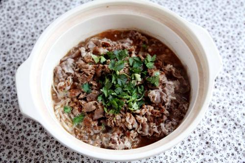 沙茶金针菇肥牛煲的做法(春节年夜饭)