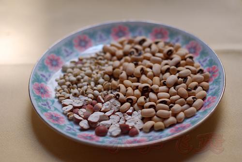 整煲鸡脚汤的做法(补下脚骨力)