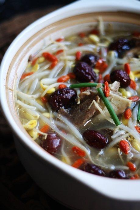 筒骨煲黄豆芽的做法(荤素搭配)