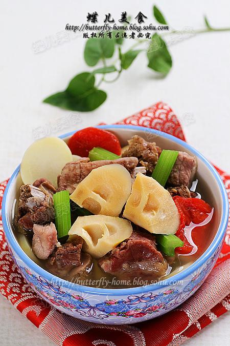 春笋腊排骨瘦肉煲的做法(荤素搭配)