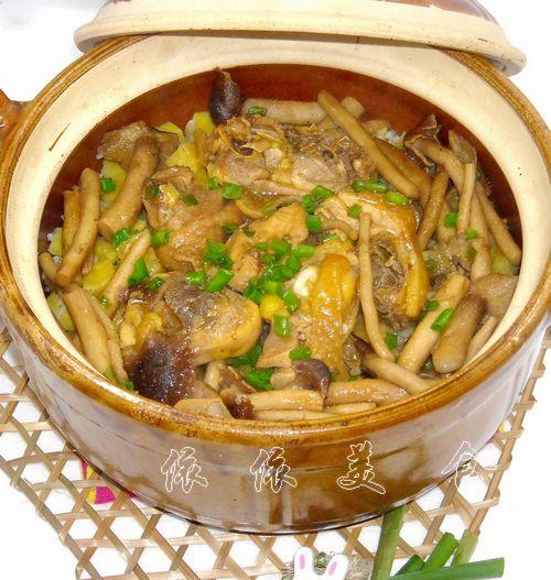 茶树菇滑鸡红薯煲仔饭的做法(荤素搭配)