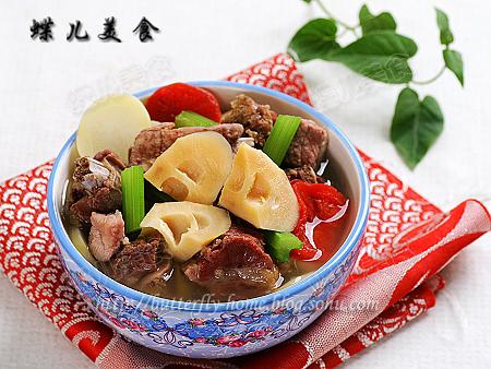 春笋腊排骨瘦肉煲的做法(荤素搭配)