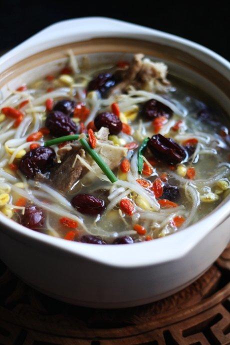 筒骨煲黄豆芽的做法(荤素搭配)