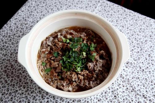 沙茶金针菇肥牛煲的做法(春节年夜饭)