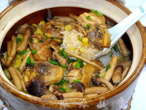 茶树菇滑鸡红薯煲仔饭的做法(荤素搭配)