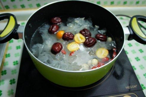 冰糖银耳羹的做法