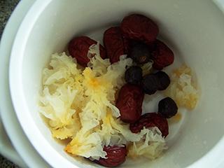 木瓜红枣银耳羹的做法