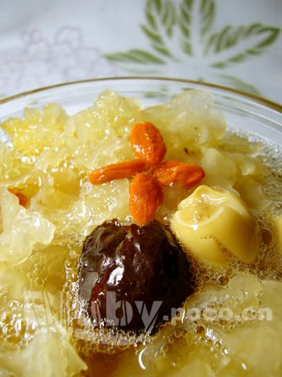 枸杞红枣莲子银耳的做法