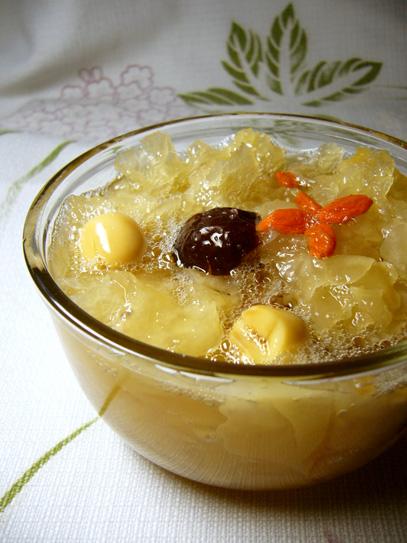 枸杞红枣莲子银耳的做法