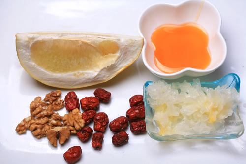 蜂蜜银耳核桃羹的做法