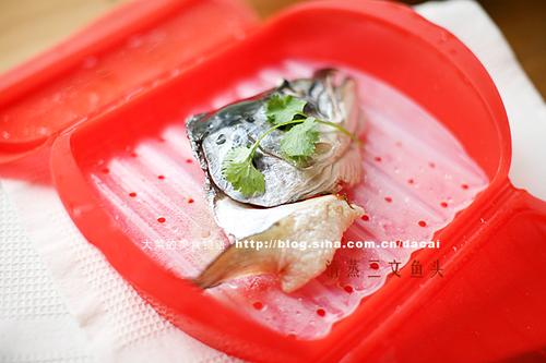 微波炉蒸三文鱼头的做法