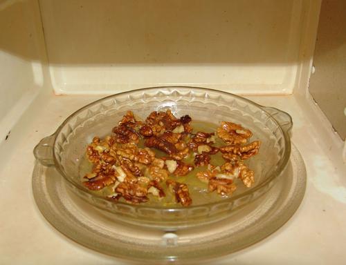 微波炉琥珀桃仁的做法