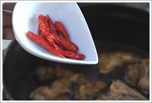 香辣猪蹄火锅的做法