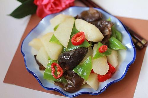 青椒黑木耳山药的做法