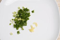 螃蟹辣白菜炒年糕的做法