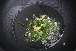 螃蟹辣白菜炒年糕的做法