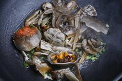 螃蟹辣白菜炒年糕的做法