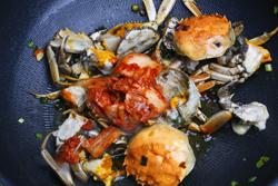 螃蟹辣白菜炒年糕的做法