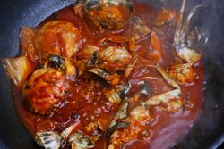 螃蟹辣白菜炒年糕的做法