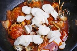 螃蟹辣白菜炒年糕的做法