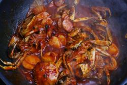 螃蟹辣白菜炒年糕的做法