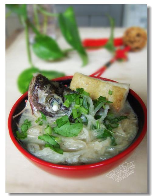 烤鱼片和鱼头萝卜汤和辣蒸鱼腩的做法