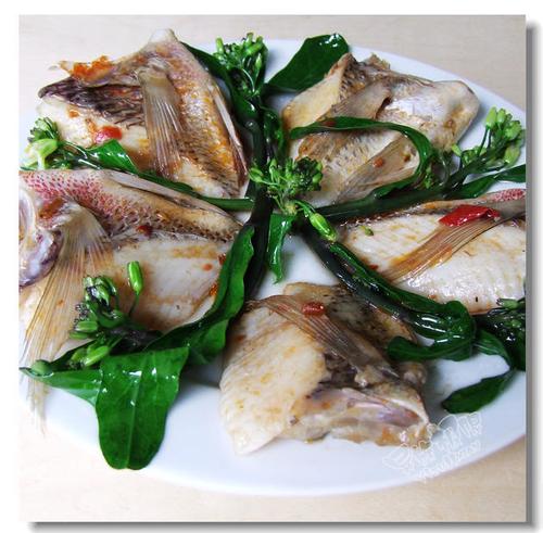 烤鱼片和鱼头萝卜汤和辣蒸鱼腩的做法