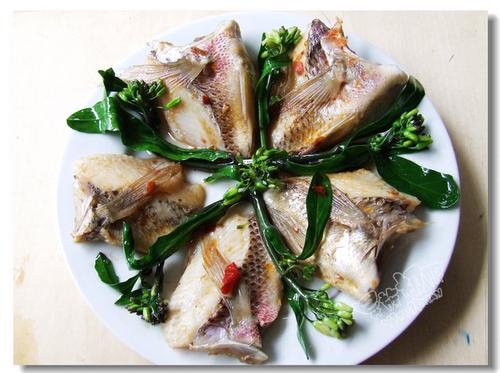 烤鱼片和鱼头萝卜汤和辣蒸鱼腩的做法