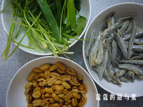 小银鱼拌花生的做法