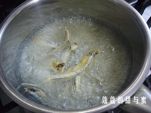 小银鱼拌花生的做法