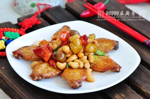 鸡翅配坚果的做法
