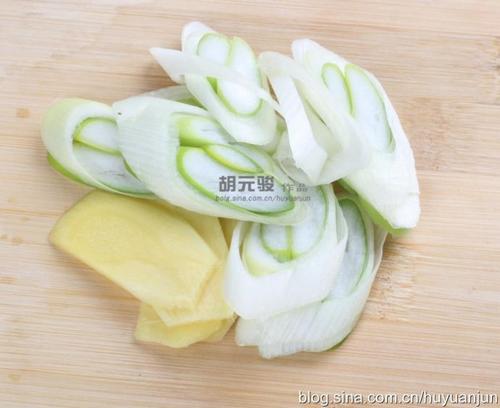 砂锅鱼头豆腐煲的做法