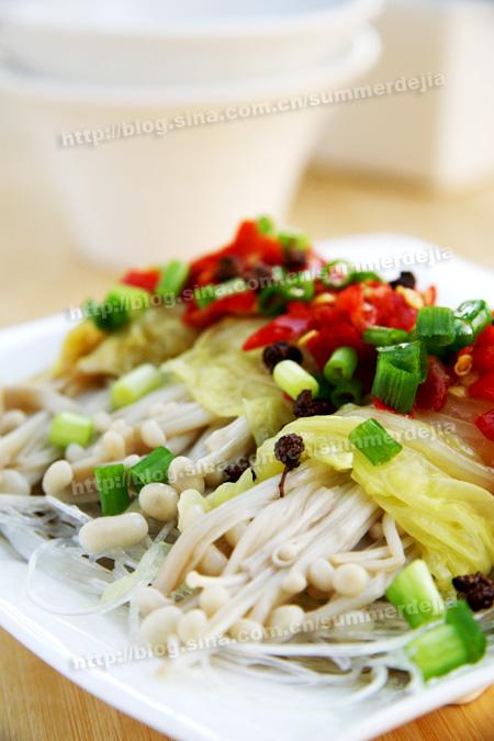 剁椒金针菇菜卷的做法