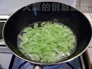 西芹杞子炒百合的做法