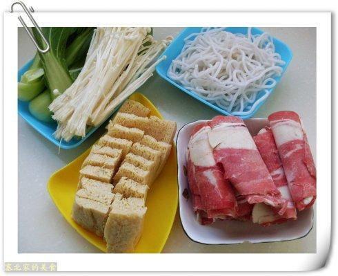金针菇冻豆腐肥牛锅的做法