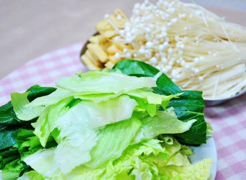 大盘鸡配素菜火锅的做法