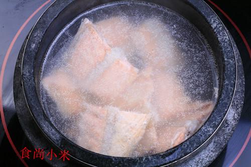 石锅三文鱼豆腐汤的做法