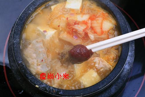 石锅三文鱼豆腐汤的做法