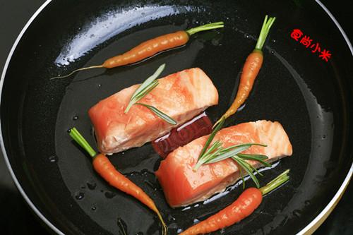 香煎胡萝卜三文鱼的做法