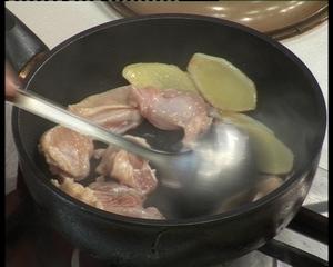 秋蟹焗鸡球和召盐牛肉丝的做法