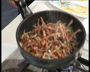 秋蟹焗鸡球和召盐牛肉丝的做法