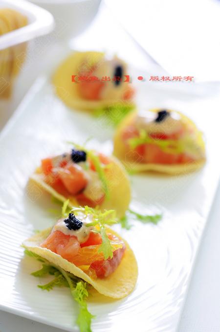 橙香薯片三文鱼沙拉的做法