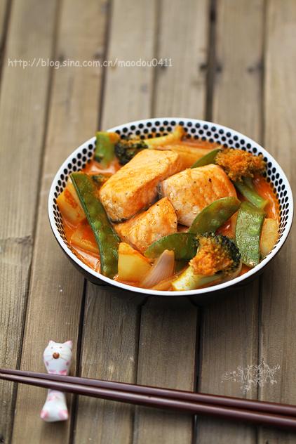 红咖喱杂蔬三文鱼的做法