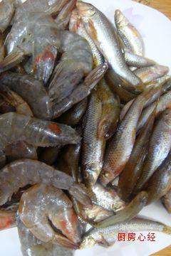 草虾炖小鱼的做法