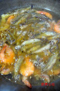 草虾炖小鱼的做法