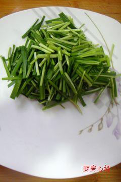 韭菜炒面条鱼的做法