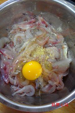 韭菜炒面条鱼的做法