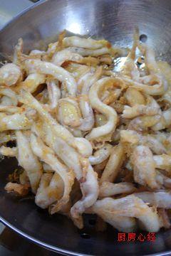 韭菜炒面条鱼的做法