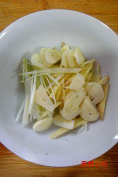 韭菜炒面条鱼的做法